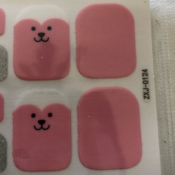 🦶🏽2/$8 Adorable pink teddy bear face toe nail wraps - Picture 3 of 6